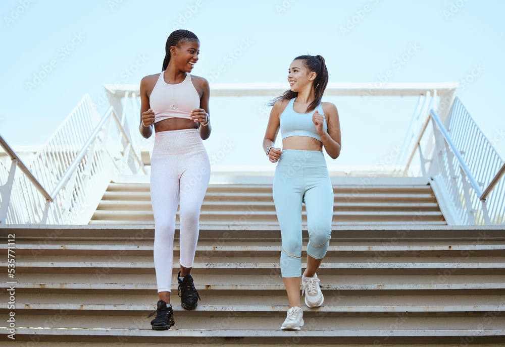 与私人教练一起健身、健康和锻炼，女性在楼梯上锻炼，交谈和建立联系。
