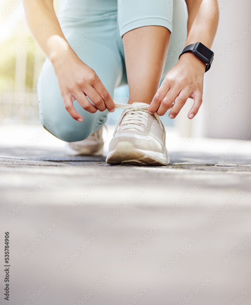 在城市里，鞋子、脚和女人在路上跑步，进行有氧训练、健身和身体健康