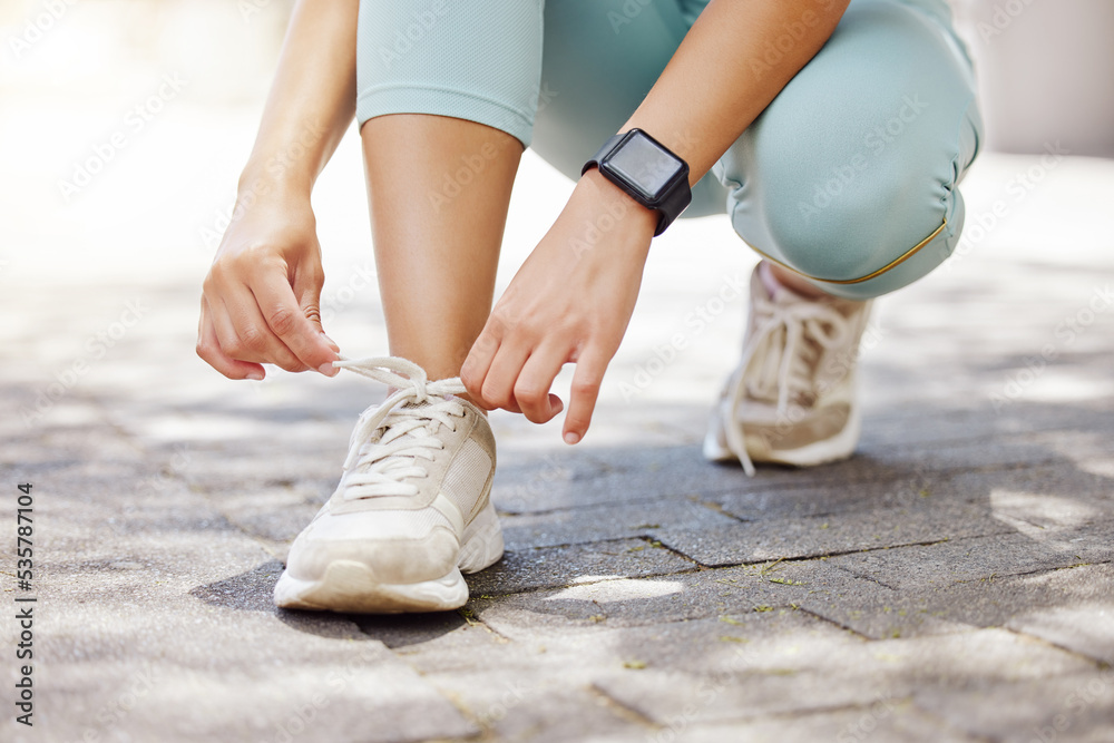 城市，健身和女人在街上系鞋带，为锻炼、训练或跑步做准备。健康，他