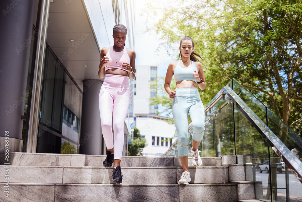 健身、锻炼和女性朋友在城市的建筑台阶上跑步、速度和有氧运动。W