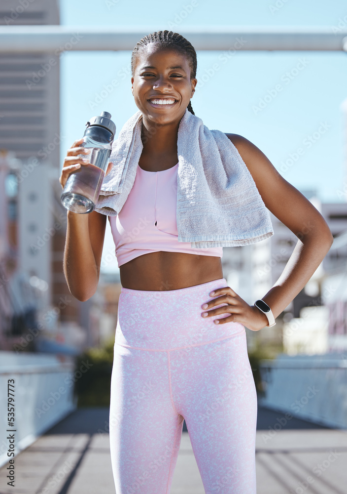 水瓶，健身和快乐的黑人女性，在城外锻炼、训练和跑步以健康，