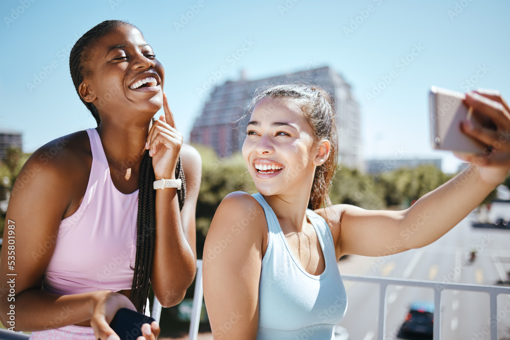 快乐的、打电话的和健身的朋友在锻炼、锻炼或训练瑜伽课后在城市自拍