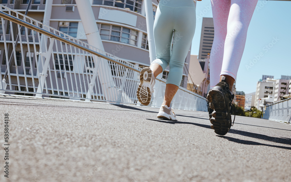 女性在城市锻炼，健身腿跑鞋，在迈阿密街头进行步马拉松运动。Frie