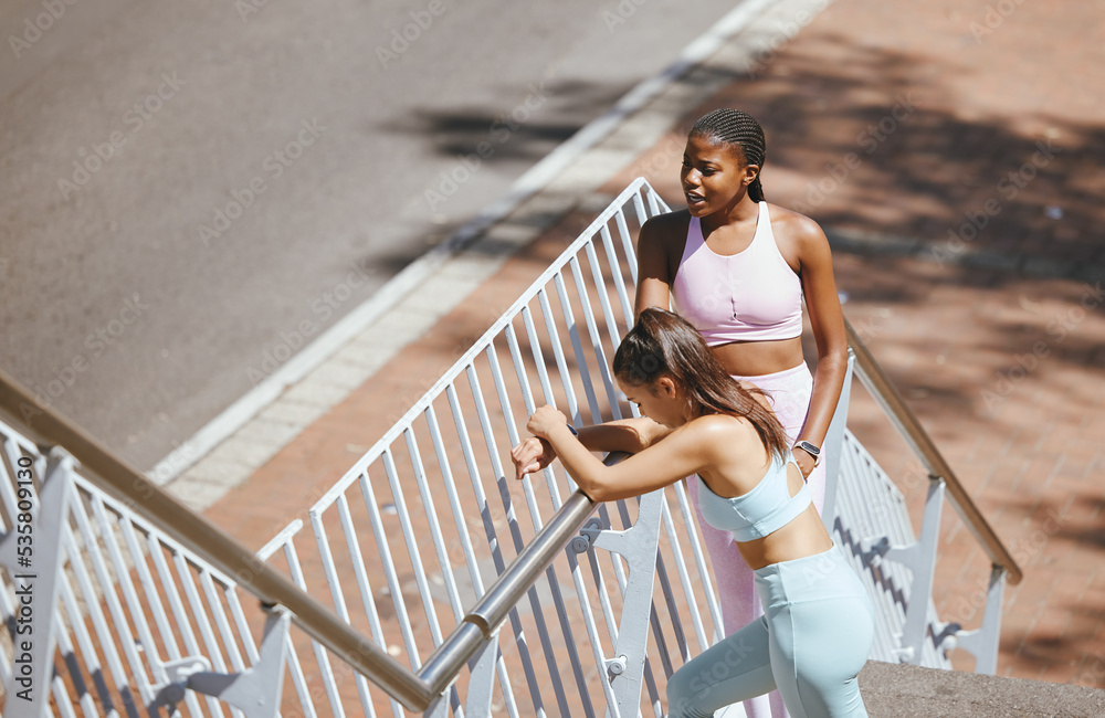 健身、锻炼和朋友在一起在城市跑步前在楼梯上伸展身体，身心健康