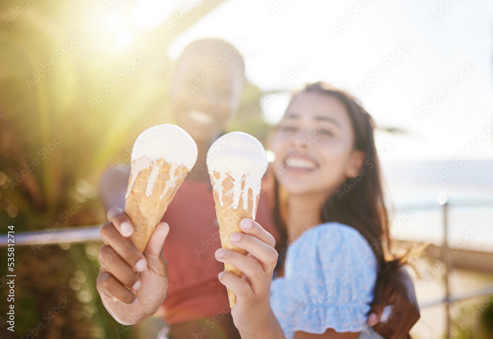 冰淇淋、手和女性朋友在城市、户外或城镇享受暑假时光
