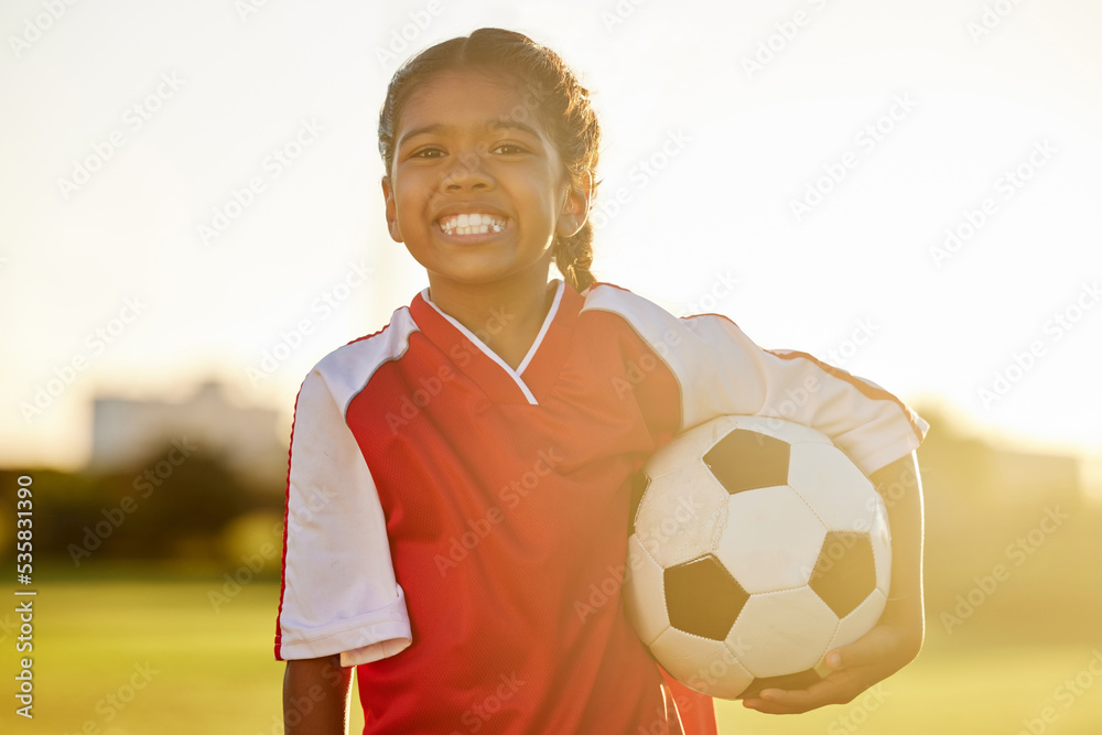 年轻的健身女孩、足球运动员或足球运动员为健康的儿童发展而学习、训练和锻炼