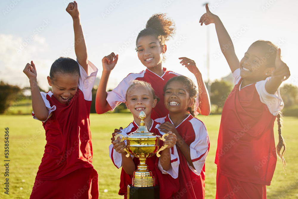 儿童、足球奖杯和足球场上体育比赛的获胜队伍庆祝