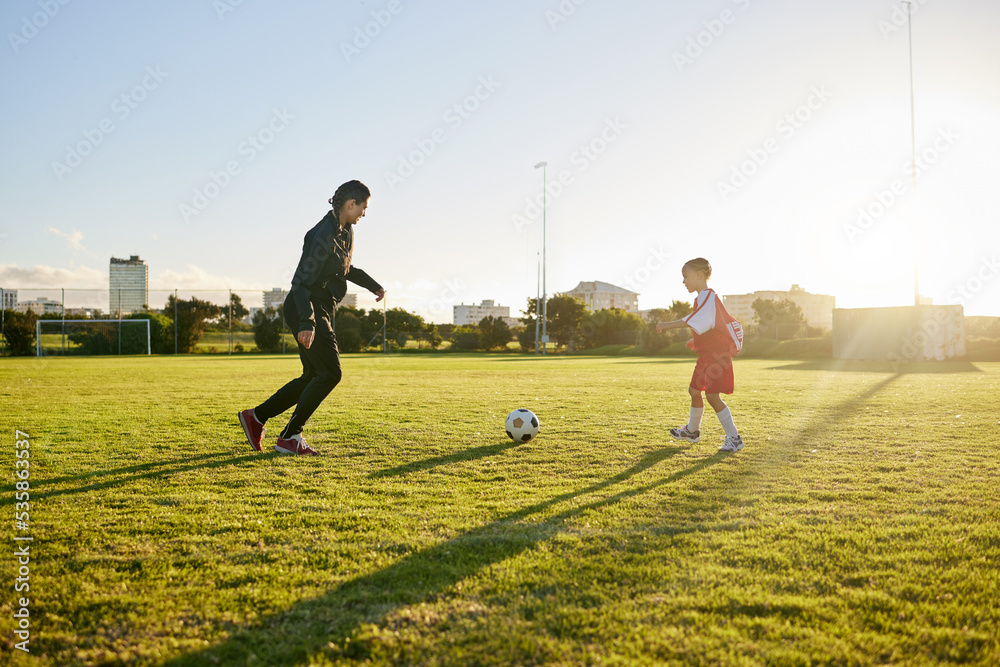 与女孩一起健身、足球和教练，以及在公园里用球进行运动训练，以实现目标、支持和