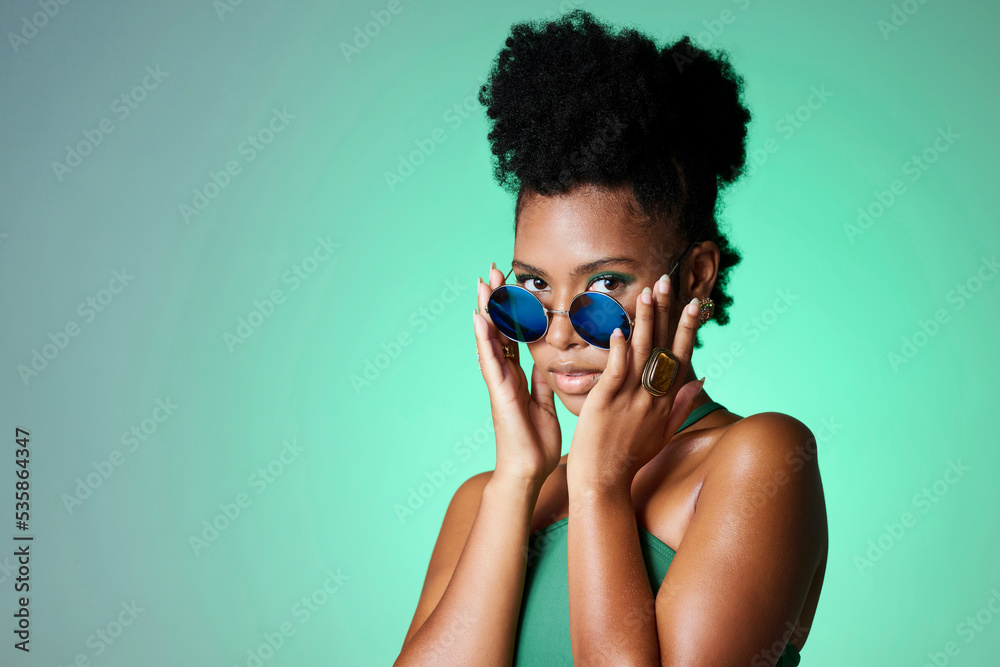 绿色背景时尚黑人女性的肖像，戴着太阳镜。自然美的实物模型，fashi