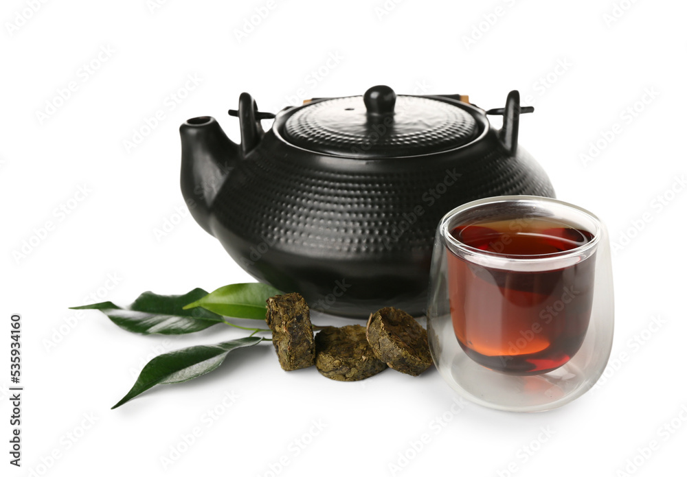 白底干榨普洱茶，茶叶、玻璃杯和茶壶