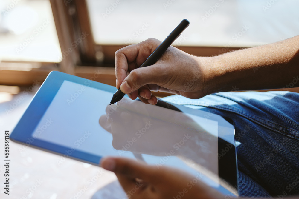 网络设计业务的技术、平板电脑和手写笔。技术、数字记事本和商务