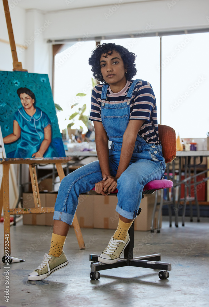 与一位女艺术家或画家坐在她的工作室里，旁边是一幅杰作o一起进行艺术、创意和绘画