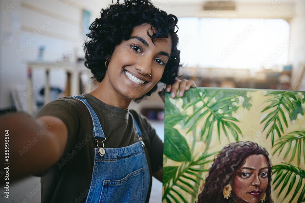 一位来自印度的女学生为自己的艺术家肖像感到高兴的自拍、绘画和艺术作品。创意