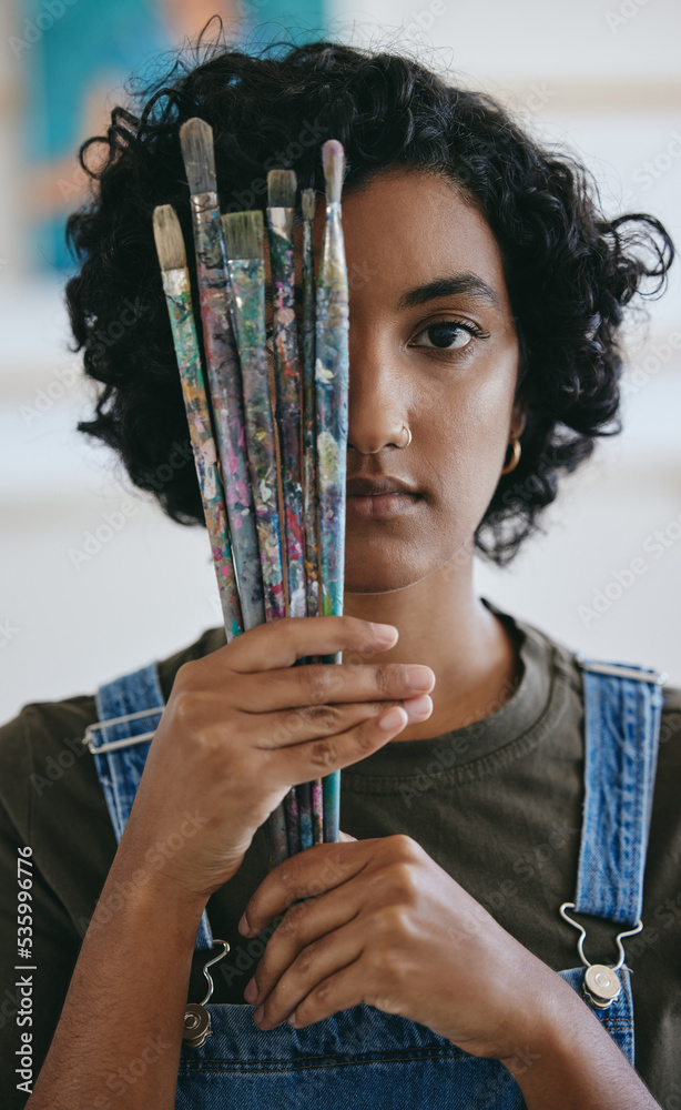 有创意，手里拿着画笔的女人，来自印度的艺术学生用画笔遮住眼睛。创意