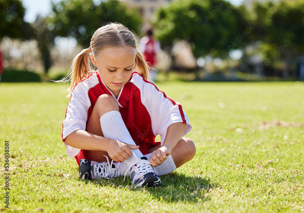运动、女孩和足球运动员在户外比赛和锻炼前带着孩子在草地上。孩子们，健身a