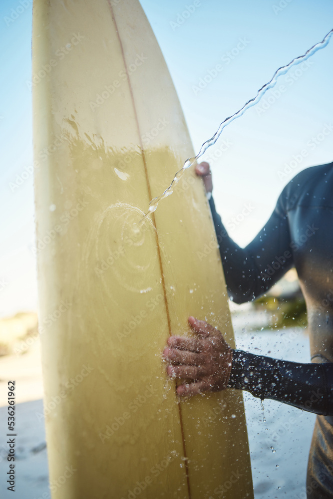 夏天在澳大利亚海边度假时，海滩、冲浪和男人在擦木板。哈