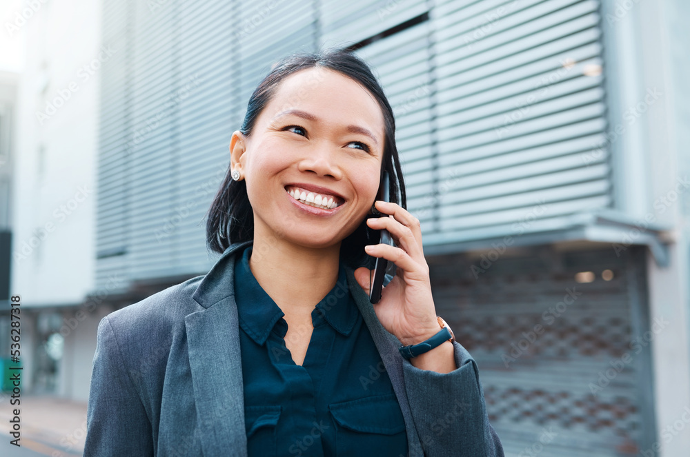 亚洲女性，在城市街道上微笑着打电话和商务联系人，同时建立网络