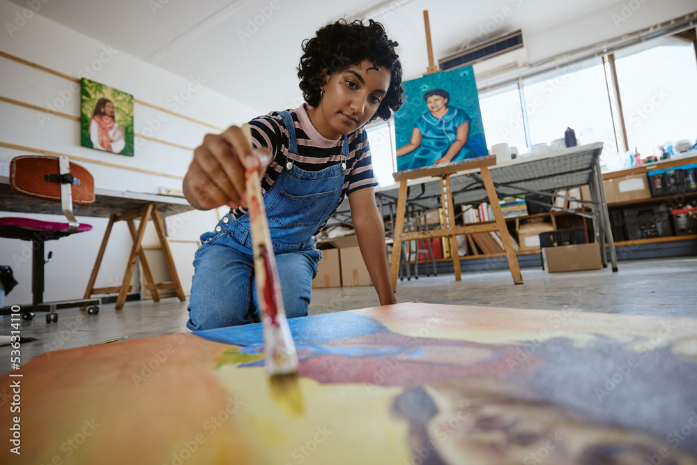 艺术、创意和画家在工作室的桌子上用水彩和画笔在画布上作画