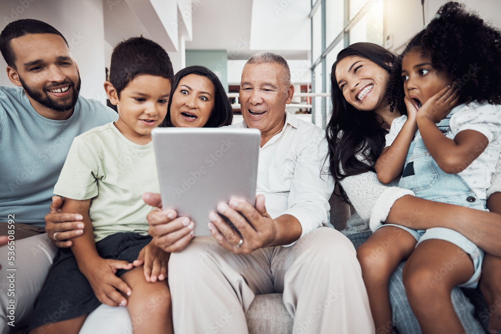 家庭、家庭和有趣的人使用平板电脑在线流媒体播放电影、订阅视频或节目。爱，