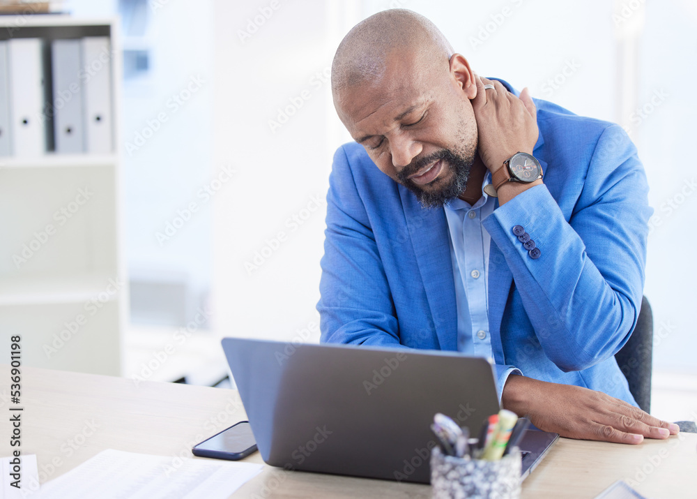 精疲力竭、压力大或颈部疼痛的人在笔记本电脑上工作时头痛、抑郁或心理健康i