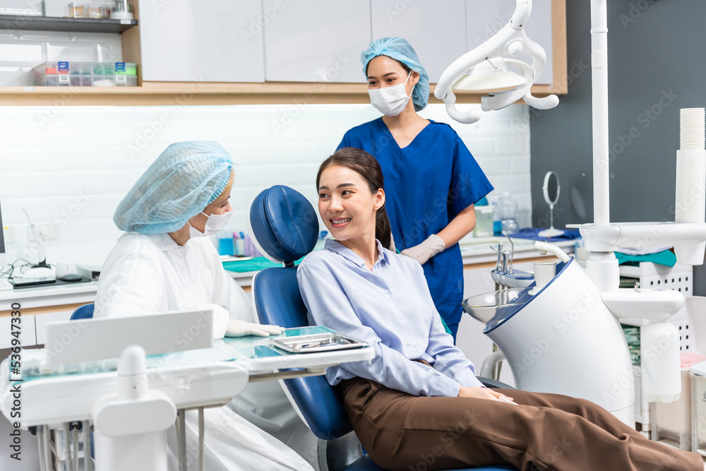 高加索牙医在牙科健康诊所为年轻女孩检查牙齿