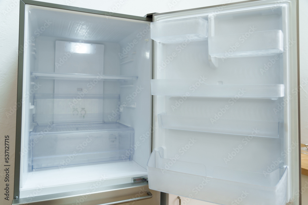 空っぽの冷蔵庫の内側