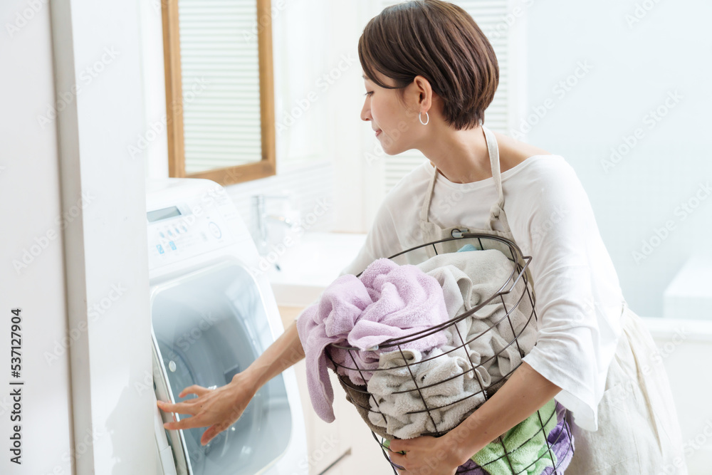 ドラム型洗濯機を使う女性