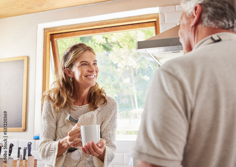 老夫妇，在家里的厨房里喝咖啡聊天，喝浓缩咖啡或咖啡因。退休了，老人