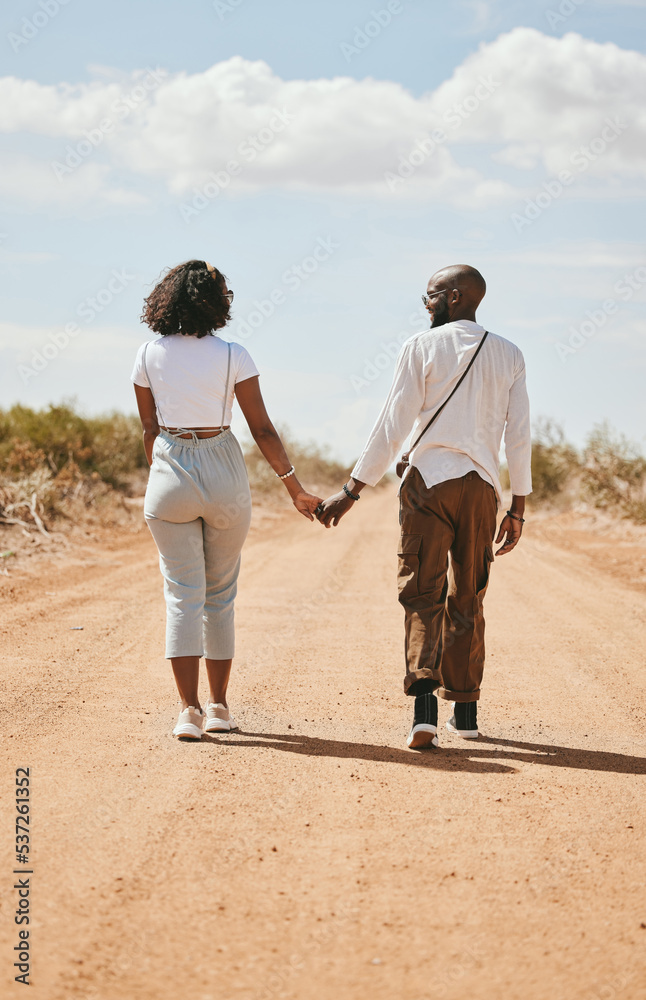黑人夫妇，在沙漠、沙滩或泥土上度假时，在大自然中的爱情和牵手回眸