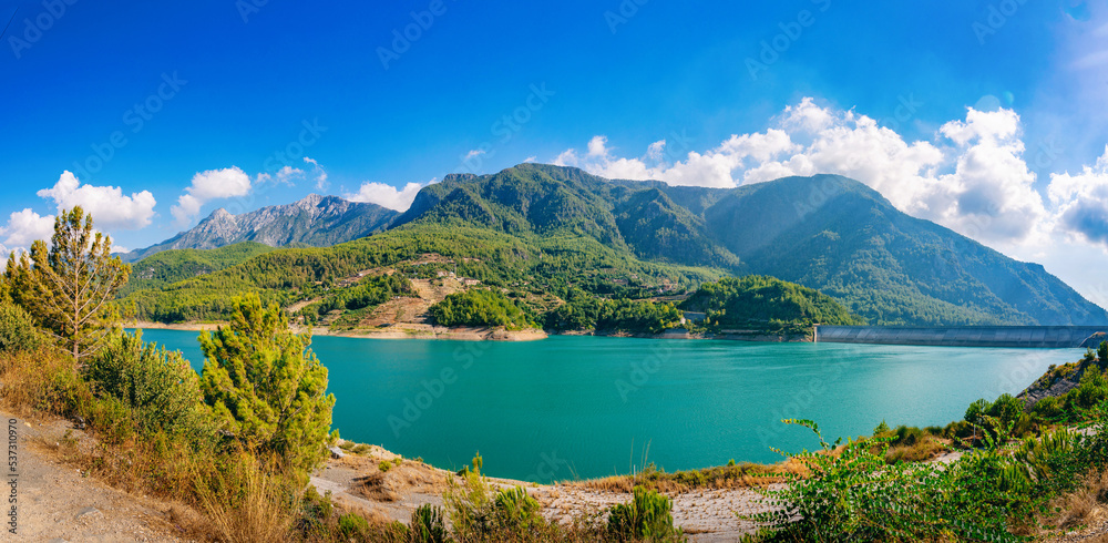 令人惊叹的美丽夏季景观，有一个被针叶树环绕的翡翠湖水的山湖