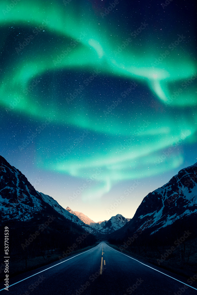 挪威道路和山脉上方的北极光，又名北极光