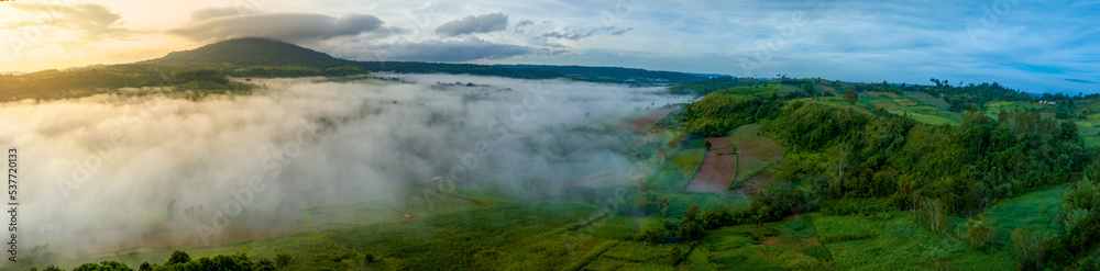 泰国Phetchabun美丽的秋天雾蒙蒙的山脉。雾蒙蒙的山谷，低云，森林