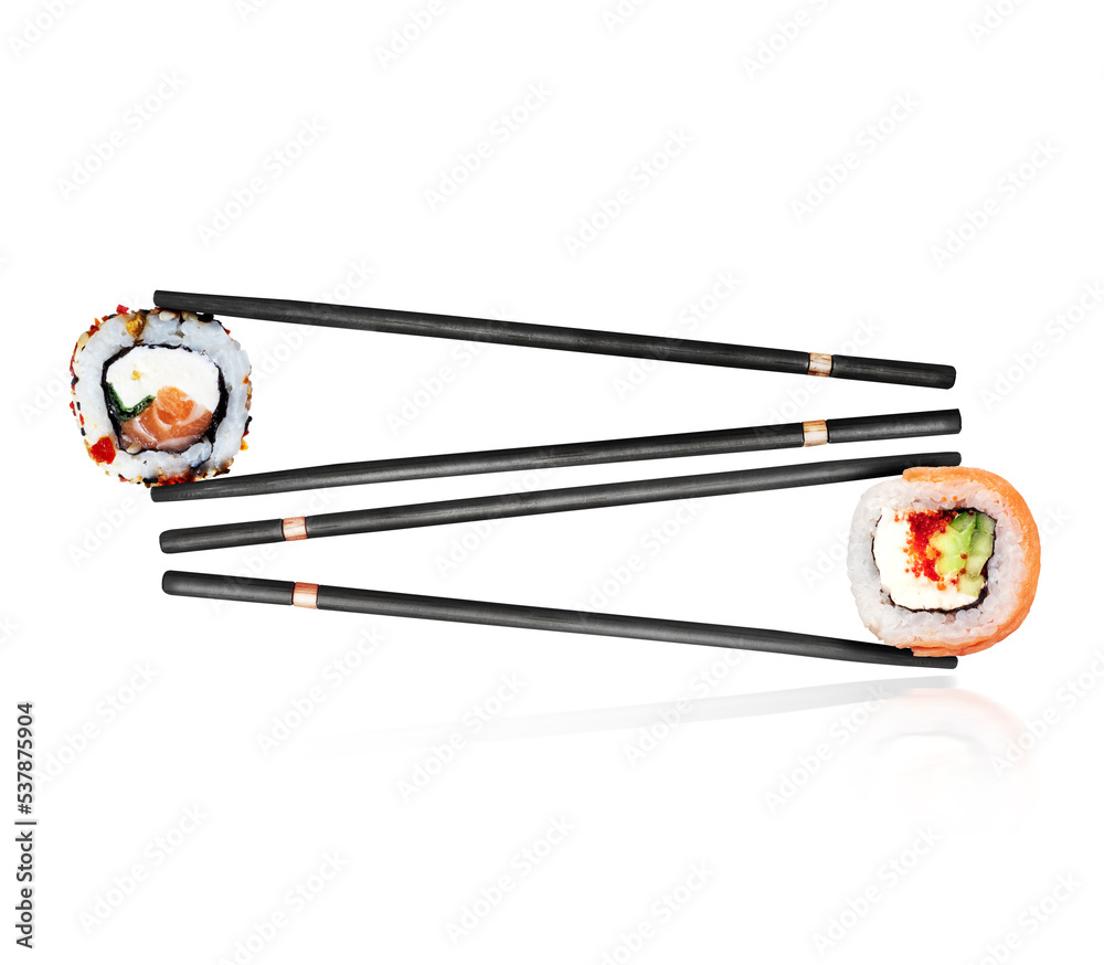 两个不同的寿司卷夹在棍子之间，在白色背景上特写