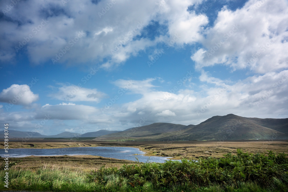 爱尔兰梅奥县加勒湖周围的广阔景观。浅滩上可以看到草皮切割的痕迹