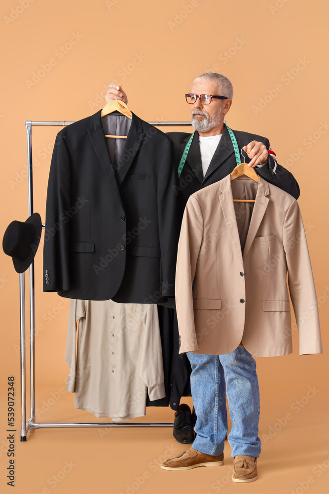 米色背景夹克的成熟时装设计师