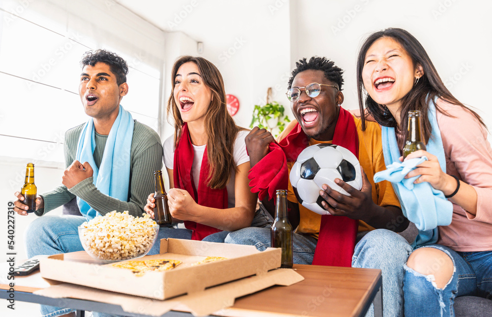 快乐的朋友在家看电视转播的足球世界杯-足球迷们一起庆祝进球
