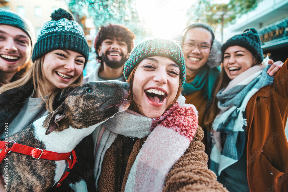 快乐的朋友团穿着冬装在城市街道上自拍-快乐的年轻人