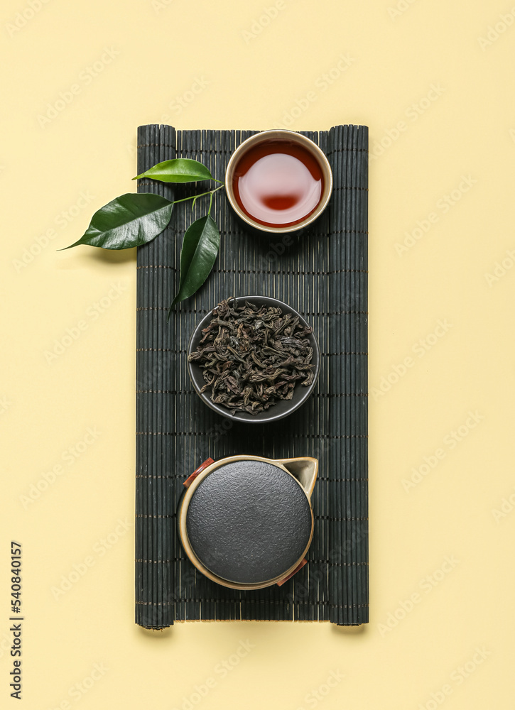 竹席，米色背景，配一碗干普洱茶、杯子和茶壶