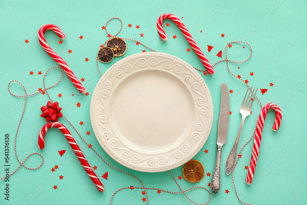 彩色背景上有糖果手杖的圣诞餐桌