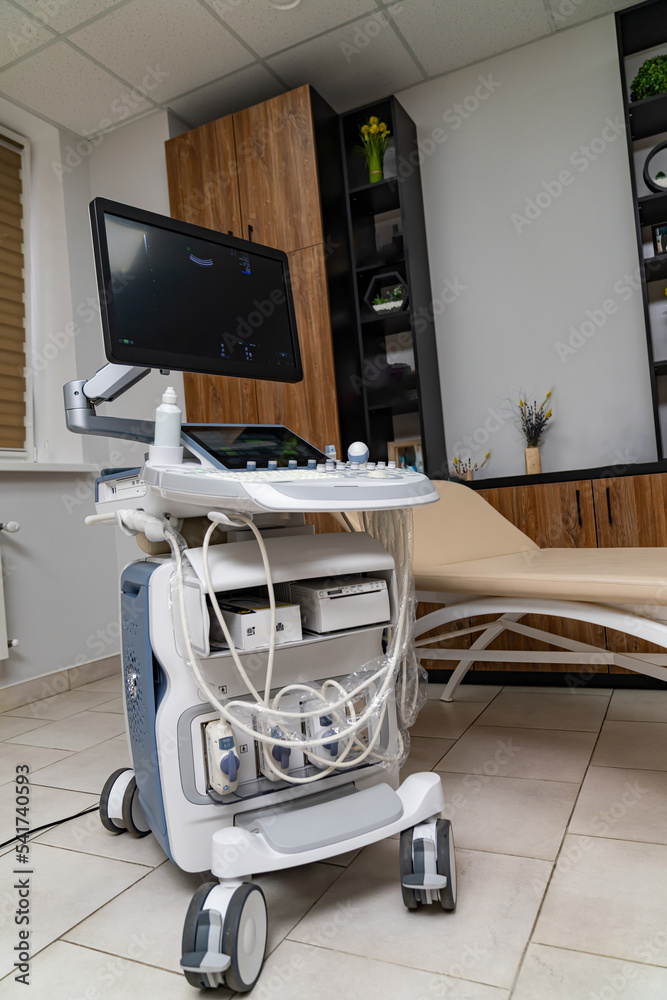 现代医院手术室的新技术。计算机操作医院设备。