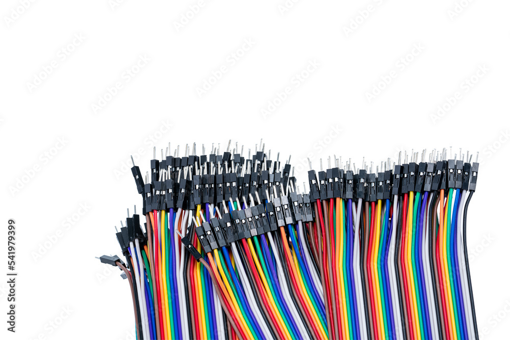 白色背景上的带状电缆或多线平面电缆。带引脚连接器的扁平带状电缆。