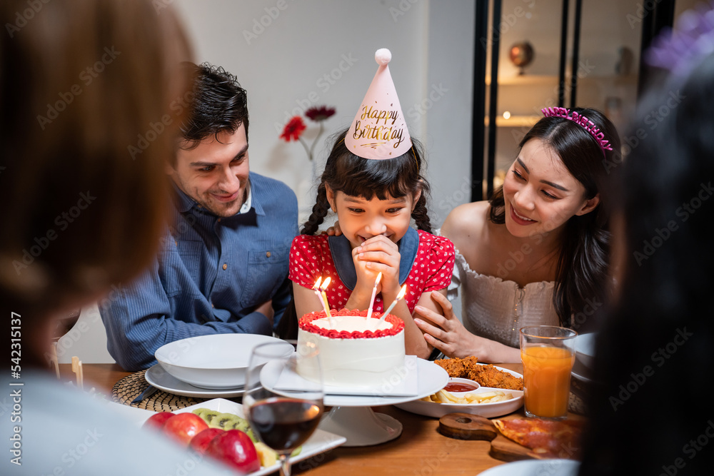 多民族大家庭为年幼的女儿举办生日派对。