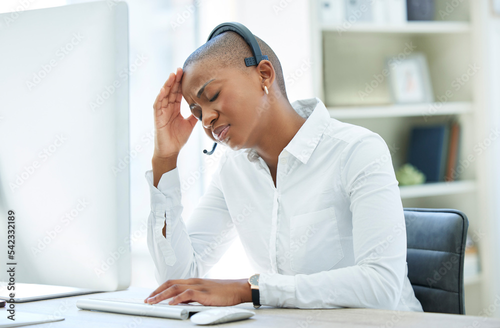 黑人女性，头痛和压力在呼叫中心通过电脑进行咨询，在th客户服务