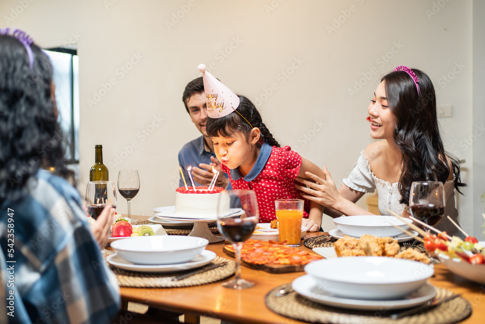 多民族大家庭为年幼的女儿举办生日派对。