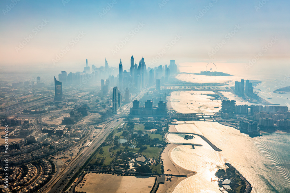 日落时分迪拜码头摩天大楼和朱梅拉海滩鸟瞰图