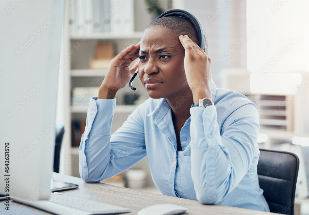 压力，呼叫中心或销售顾问，电话营销头疼的黑人女性，404电脑错误