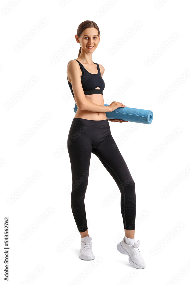 穿着白底瑜伽垫的运动型年轻女性