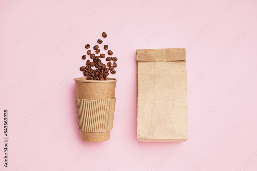 粉红色背景的咖啡豆纸杯和袋子