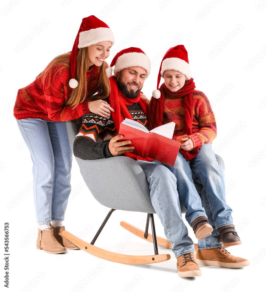 快乐的父母带着戴着圣诞老人帽的小儿子在白底看书