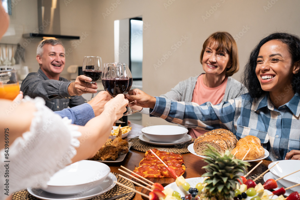 多民族大家庭共进晚餐，在家里享受晚会。